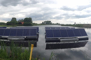 Eerste veld met drijvende en meedraaiende zonnepanelen geopend
